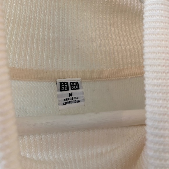 Uniqlo cream turtle neck - Picture 2 of 4